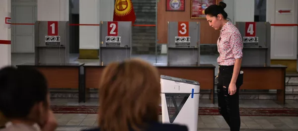 Девушка на избирательном участке во время выборов. Архивное фото - Sputnik Кыргызстан