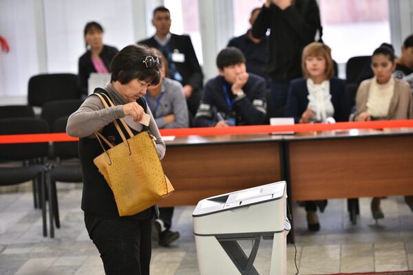 Женщина у урны на избирательном участке. Архивное фото - Sputnik Кыргызстан
