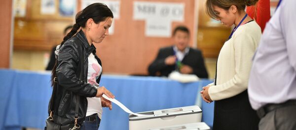 Шайлоочу бюллетеньди урнага салып жатат. Архив Шайлоочу бюллетеньди урнага салып жатат. Архив - Sputnik Кыргызстан