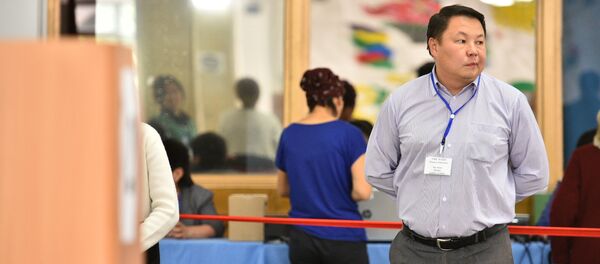 Наблюдатель у урны на избирательном участке. Наблюдатель у урны на избирательном участке. - Sputnik Кыргызстан