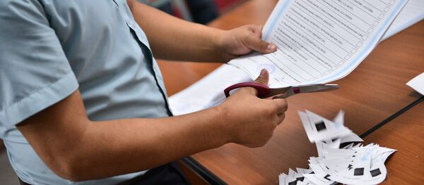 Обрезка бюллетеней после подсчета голосов. - Sputnik Кыргызстан