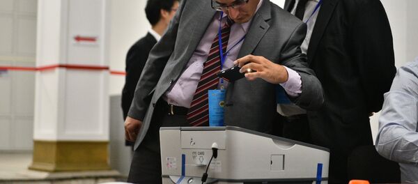 Эл аралык байкоочулар электрондук урнаны сүрөткө тартып жатышат. Архив - Sputnik Кыргызстан