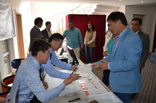 Ибрагим Жунусов получает бюллетень на избирательном участке в Турции. - Sputnik Кыргызстан