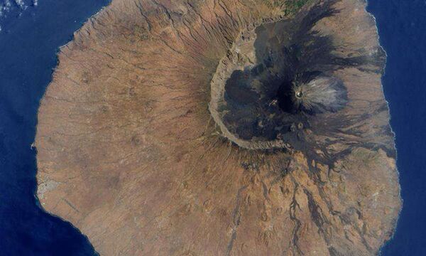 Вулкан Фого. На фотографии можно увидеть западную часть стенок старого мега-вулкана, породившего цунами. - Sputnik Кыргызстан