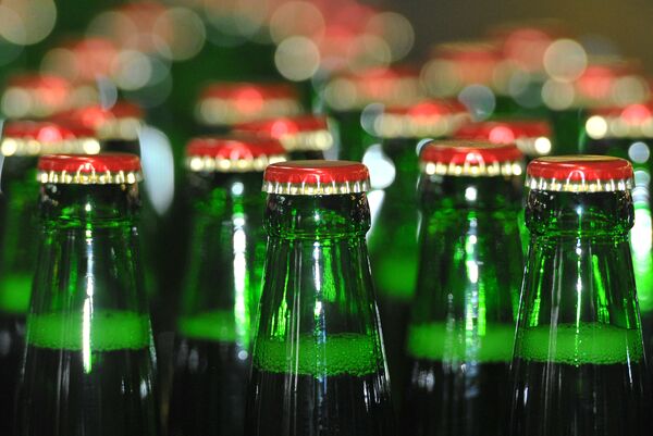 Стеклянные бутылки с пивом. Архивное фото - Sputnik Кыргызстан