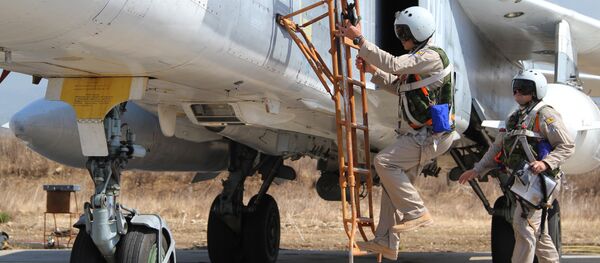 Российские летчики садятся в самолет Су-24 перед вылетом с аэродрома Хмеймим в Сирии. Архивное фото - Sputnik Кыргызстан
