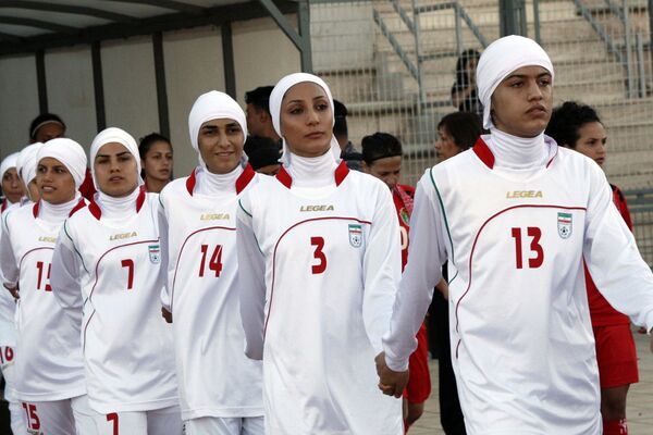 Женская сборная Ирана по футболу выходят на стадион перед матчем. Архивное фото - Sputnik Кыргызстан
