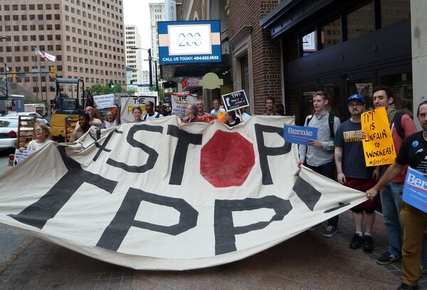 Протестующие призывают к отказу от торговой сделки Транс-Тихоокеанского партнерства в стадии переговоров в Атланте, штат Джорджия. - Sputnik Кыргызстан