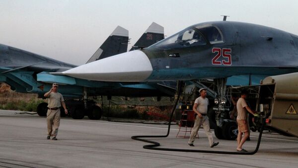 Технический персонал обслуживает российские самолеты СУ 34 в аэропорту Хмеймим в Сирии. Архивное фото - Sputnik Кыргызстан