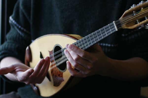 Мандоли́на — струнный щипковый музыкальный инструмент небольших размеров. Архивное фото - Sputnik Кыргызстан
