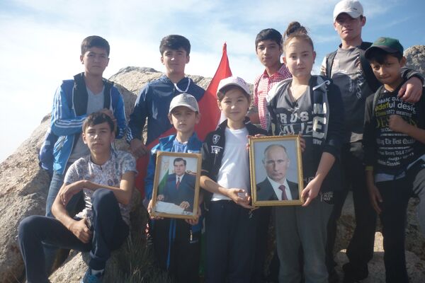 Портреты президентов России и Таджикистана — Владимира Путина и Эмомали Рахмона — установили на пике Музбек - Sputnik Кыргызстан
