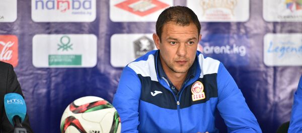 Кыргызстандын футбол боюнча курама командасынын башкы машыктыруучусу Александр Крестининдин архивдик сүрөтү - Sputnik Кыргызстан