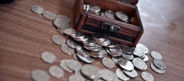 Монеты и сундучок на столе. Архивное фото - Sputnik Кыргызстан