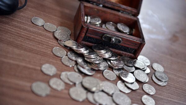 Монеты и сундучок на столе. Архивное фото - Sputnik Кыргызстан