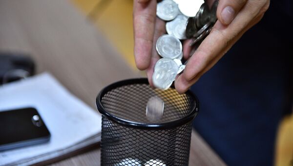 Монеты в руках. Архивное фото - Sputnik Кыргызстан
