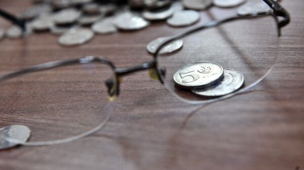 Десятисомная монеты и очки на столе. Архивное фото - Sputnik Кыргызстан