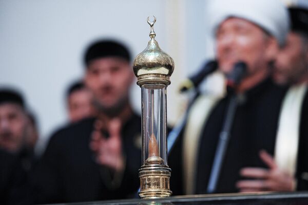 Жаңыдан оңдоодон өткөн мечитке пайгамбардын чачын Чечен республикасынын башчысы Рамзан Кадыров белек кылган - Sputnik Кыргызстан