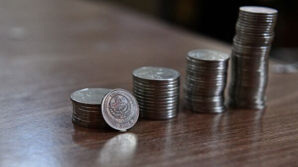 Куча национальных монет на столе. Архивное фото - Sputnik Кыргызстан