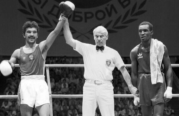 Советский боксер Орзубек Назаров одержал победу в бою с Ромаллисом Эллисом (США). Архивное фото - Sputnik Кыргызстан