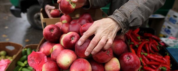 Жарманкеде алма сатуу. Архив - Sputnik Кыргызстан