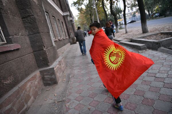 Кыргызстандын желегин жамынган жаш күйөрман - Sputnik Кыргызстан