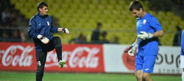 Футболисты сборной Кыргызстана разминаются перед матчем. Архивное фото - Sputnik Кыргызстан