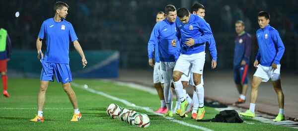 Футболисты сборной Кыргызстана разминаются перед матчем. Архивное фото - Sputnik Кыргызстан