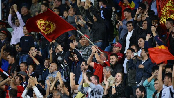 Болельщики с флагом на стадионе. Архивное фото - Sputnik Кыргызстан