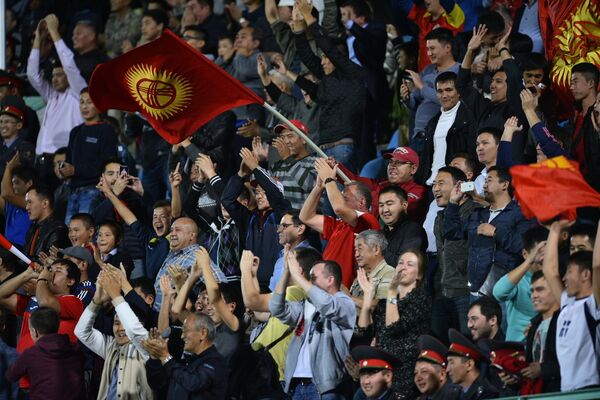 Стадион имени Долона Омурзакова пестрел от обилия флагов и плакатов - Sputnik Кыргызстан