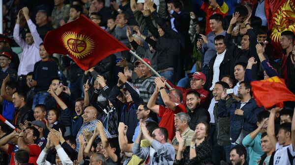 Футбол беттешиндеги күйөрмандарын архивдик сүрөтү - Sputnik Кыргызстан