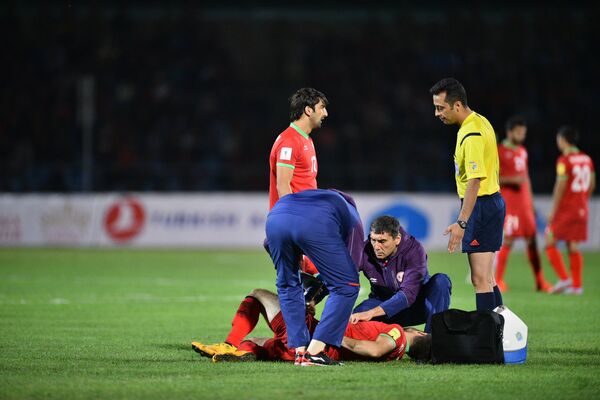 Как и во всякой игре, не обошлось без травм. Игроку таджикской сборной оказывают медпомощь - Sputnik Кыргызстан