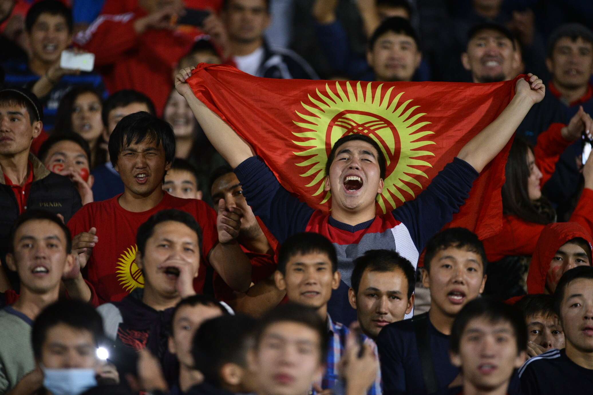 Население киргиз. Кыргызстан люди. Болельщики Кыргызстана. Киргизия население. Футбольные фанаты Кыргызстана.