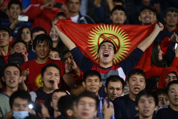 Национальный флаг — главная атрибутика болельщиков. Момент после первого гола в ворота сборной Таджикистана - Sputnik Кыргызстан