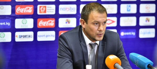 Тренер сборной Кыргызстана Александр Крестинин на пресс-конференции по окончании матча. - Sputnik Кыргызстан