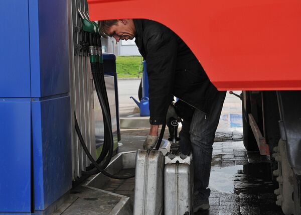 Водитель заливает топливо в канистры. Архивное фото - Sputnik Кыргызстан