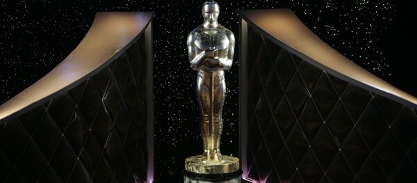 Гигантская статуя Оскара на сцене, где вручают премию Оскар, Голливуд, штат Калифорния. Гигантская статуя Оскара на сцене, где вручают премию Оскар, Голливуд, штат Калифорния. - Sputnik Кыргызстан