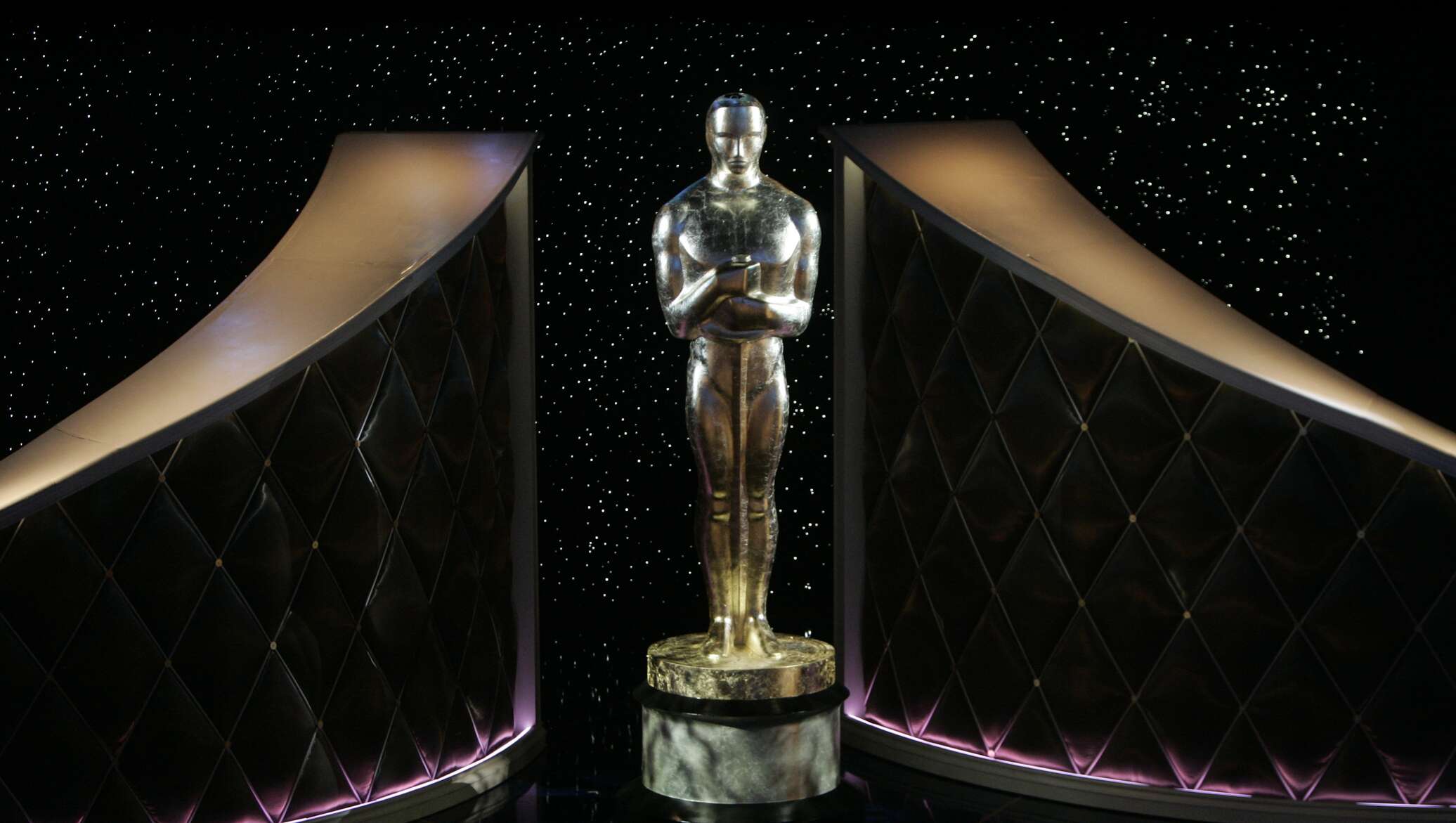 Театр где вручают оскара 5 букв. Оскар (кинопремия). Лос-Анджелес премия Оскар. Киноакадемия Оскар. Награждение на сцене.