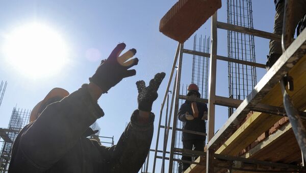Рабочие во время строительства. Архивное фото - Sputnik Кыргызстан