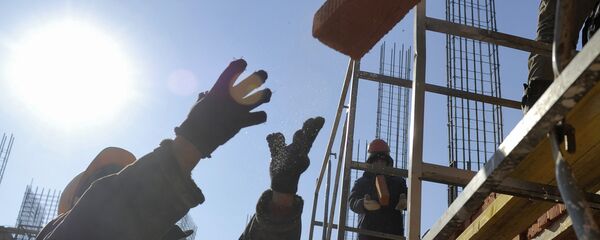 Рабочие на строительстве. Архивное фото - Sputnik Кыргызстан