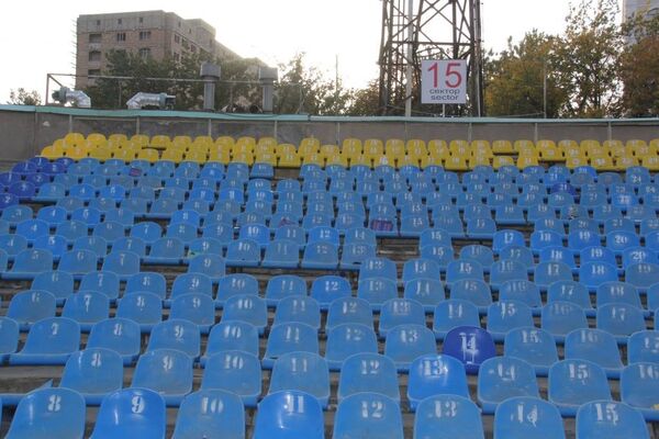 Зрители сломали 250 сидений на стадионе во время матча в Бишкеке - Sputnik Кыргызстан