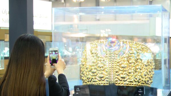 Самое тяжелое в мире золотое кольцо весом 63 кг показали в ОАЭ - Sputnik Кыргызстан