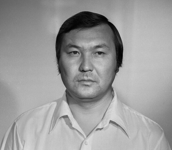 Архив. То самое фото 3х4 для удостоверения депутата - Sputnik Кыргызстан