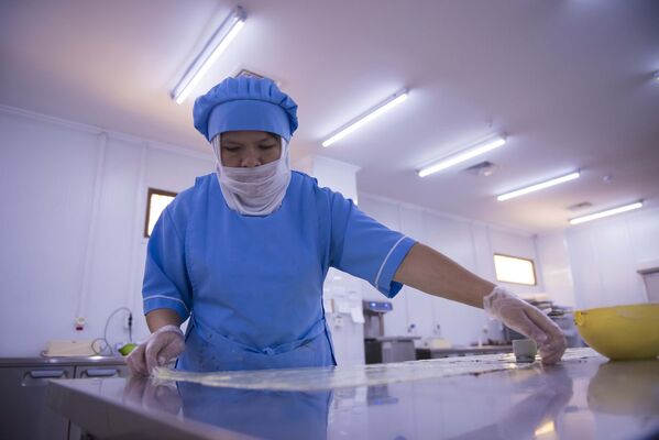 Фабриканын ичи дайым күзгүдөй жалтырап турат - Sputnik Кыргызстан