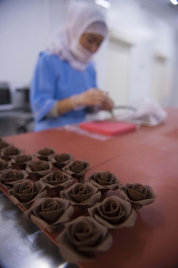 Шоколад розаларын кондитер өз колу менен жасап чыгат. Гүлдөр, алардын жалбырактары бири-бирине окшобой айырмаланып турат - Sputnik Кыргызстан