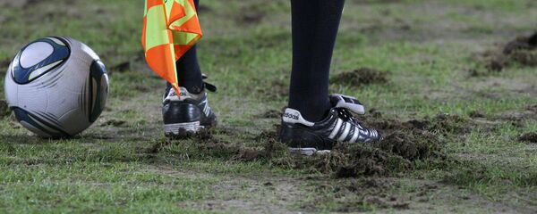 Боковой арбитр на футбольном поле. Архивное фото - Sputnik Кыргызстан