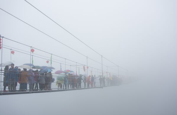 Недавно открывшийся в Китае стеклянный мост в горах Юньтайшань в провинции Хэнань треснул от падения термоса с водой, вызвав панику среди туристов, которых пришлось эвакуировать. Воздушная тропа на высоте 1080 метров, длина которой 68 метров, была открыта для публики 20 сентября этого года. Мост, по словам инженеров, способен выдержать до 800 килограммов на одном квадратном метре. - Sputnik Кыргызстан