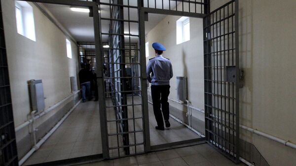 Офицер внутренней службы дежурит в одном из коридоров следственного изолятора. Архивное фото - Sputnik Кыргызстан