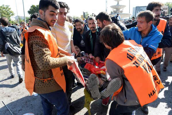 Два взрыва произошли в столице Турции перед началом митинга, который был организован профсоюзными и общественными организациями под лозунгом Труд, мир, демократия в знак протеста против всплеска насилия из-за турецко-курдского конфликта на юго-востоке страны. Согласно официальным данным, 95 человек погибли, 246 ранены, из них 48 находятся в реанимации. Взрывы были устроены двумя террористами-смертниками в районе железнодорожного вокзала под эстакадой, где участники митинга проходили к месту его проведения. - Sputnik Кыргызстан