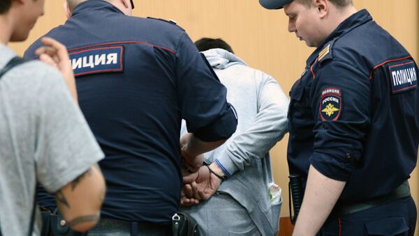 Сотрудники полиции уводят в наручниках задержанного. Архивное фото - Sputnik Кыргызстан