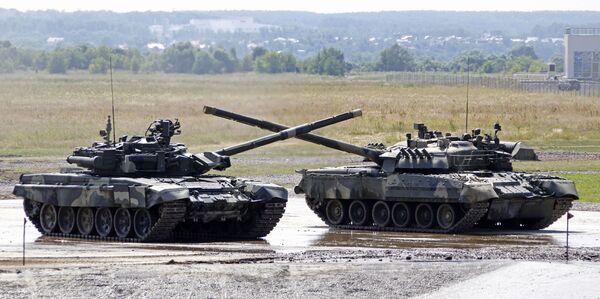 Танк Т-90 (слева) на территории полигона. Архивное фото - Sputnik Кыргызстан